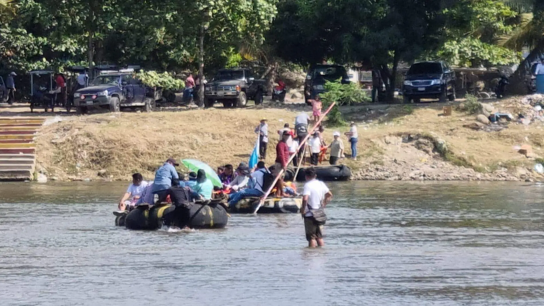 Migrantes cruzando en balsas el río Suchiate